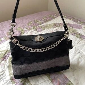 𝘊𝘰𝘢𝘤𝘩 𝘛𝘶𝘳𝘯𝘭𝘰𝘤𝘬 𝘮𝘪𝘯𝘪🖤